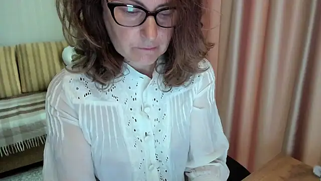 lauraoven online show from July 10, 2026, 6:46 am