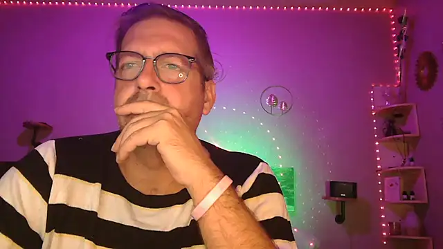 Snapshot of matrikes1 chatting on October 31, 2025, 7:43 pm matrikes1 online show from October 31, 2025, 7:43 pm