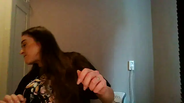 Snapshot of avajade chatting on October 20, 2025, 10:05 am avajade online show from October 20, 2025, 10:05 am