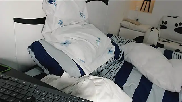 Snapshot of yina-rosse chatting on October 13, 2025, 8:43 pm yina-rosse online show from October 13, 2025, 8:43 pm