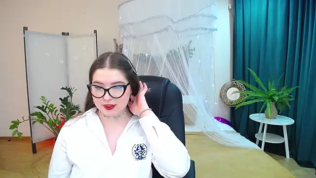 NicoleFoxery online show from March 18, 2025, 9:32 pm