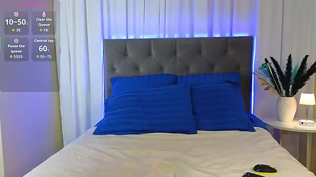 Snapshot of Ariana_Petite chatting on October 31, 2025, 12:18 am Ariana Petite online show from October 31, 2025, 12:18 am