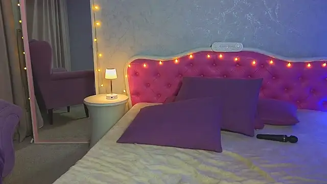 Snapshot of Ariana_Petite chatting on February 24, 2025, 2:19 am Ariana Petite online show from February 24, 2025, 2:19 am