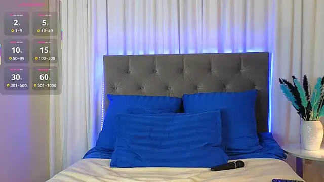 Snapshot of Ariana_Petite chatting on December 2, 2025, 12:22 am Ariana Petite online show from December 2, 2025, 12:22 am