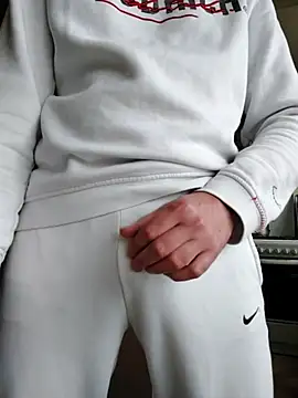 Snapshot of MlodyDres chatting on October 27, 2025, 1:34 pm MlodyDres online show from October 27, 2025, 1:34 pm