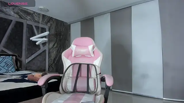 angelinafit online show from April 14, 2026, 11:43 pm