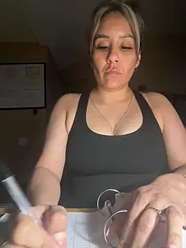 Snapshot of Aw_ThROAt9 chatting on May 6, 2026, 5:33 am Aw ThROAt9 online show from May 6, 2026, 5:33 am