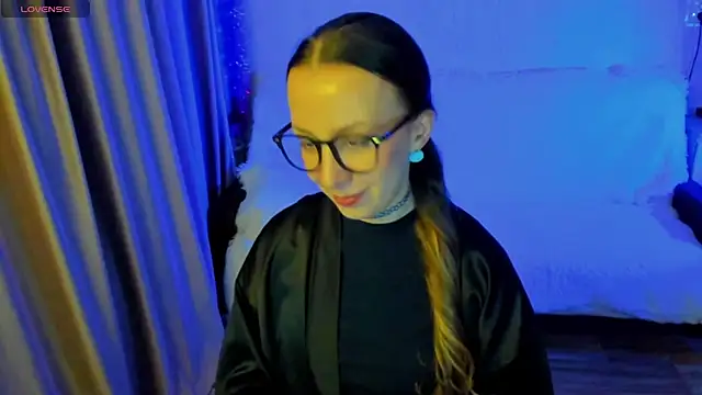 CurlySteph online show from November 28, 2025, 5:24 pm