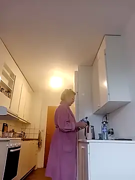 Snapshot of Hottie-Mom chatting on October 27, 2025, 8:26 am Hottie-Mom online show from October 27, 2025, 8:26 am