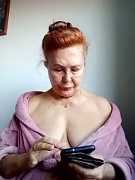 Snapshot of Hottie-Mom chatting on October 31, 2025, 8:55 am Hottie-Mom online show from October 31, 2025, 8:55 am