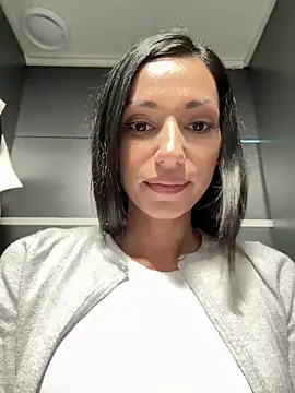 Snapshot of _MiaQueen_ chatting on September 19, 2025, 8:24 pm MiaQueen online show from September 19, 2025, 8:24 pm