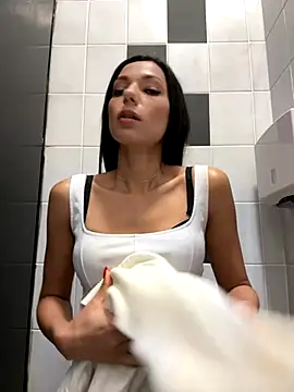 Snapshot of _MiaQueen_ chatting on October 4, 2025, 7:26 pm MiaQueen online show from October 4, 2025, 7:26 pm