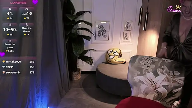 YolandaKiss online show from April 6, 2026, 4:46 am