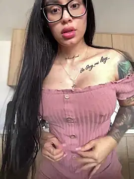 LaraHenao online show from January 12, 2025, 4:29 pm