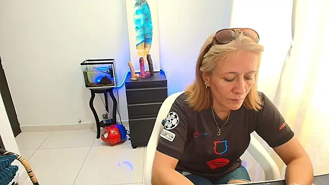 Snapshot of Naty_Stone chatting on October 21, 2025, 8:41 pm Naty Stone online show from October 21, 2025, 8:41 pm