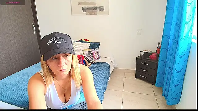 Snapshot of Naty_Stone chatting on February 6, 2025, 3:41 pm Naty Stone online show from February 6, 2025, 3:41 pm
