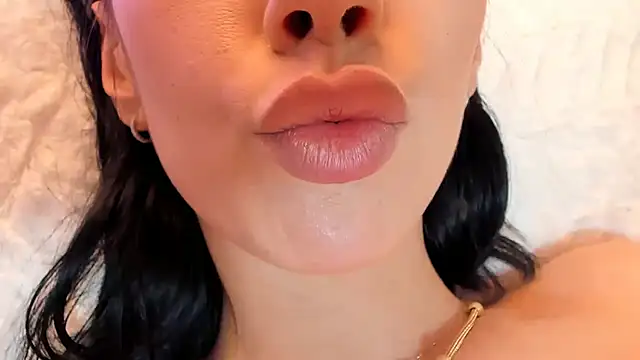 Snapshot of realhotfallingdevil chatting on December 4, 2024, 7:44 am realhotfallingdevil online show from December 4, 2024, 7:44 am