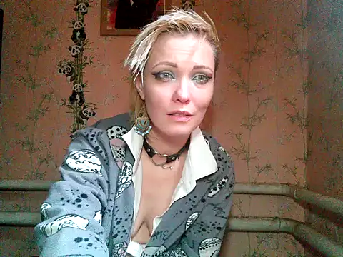 Snapshot of WildMissNiks chatting on October 6, 2025, 11:00 am WildMissNiks online show from October 6, 2025, 11:00 am