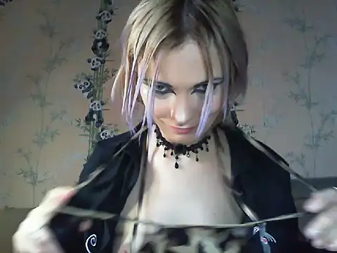 WildMissNiks online show from April 17, 2026, 7:55 am