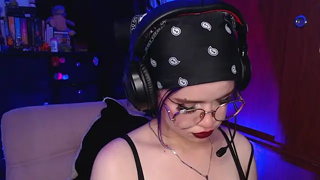 Snapshot of Raventh_ chatting on October 11, 2025, 12:44 am Raventh  online show from October 11, 2025, 12:44 am