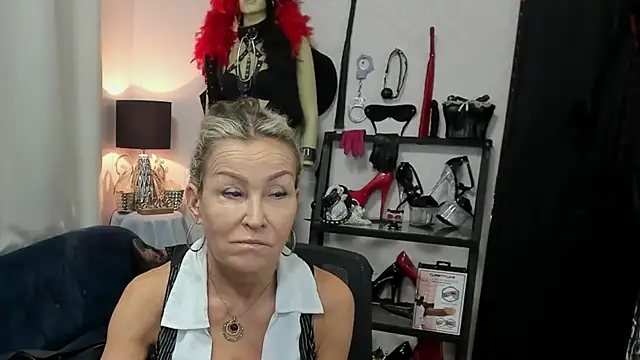 Snapshot of crystaLUX chatting on July 14, 2026, 4:39 am crystaLUX online show from July 14, 2026, 4:39 am