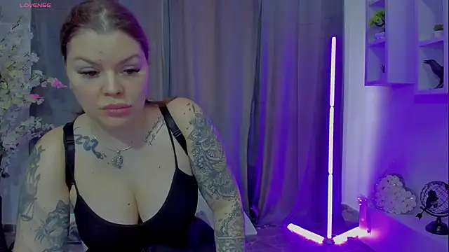 Snapshot of Raven_Luna chatting on February 7, 2025, 7:50 am Raven Luna online show from February 7, 2025, 7:50 am