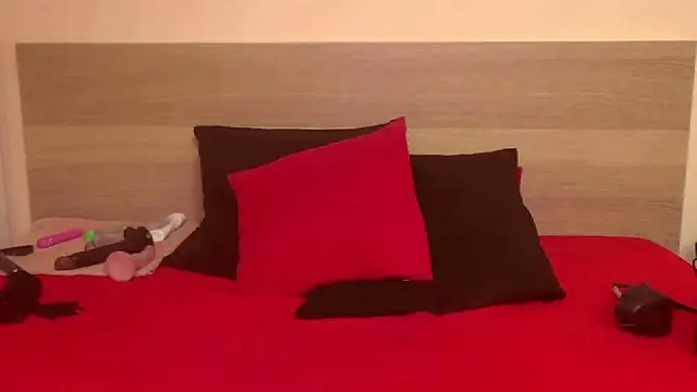 KendraLux online show from September 26, 2025, 1:23 am