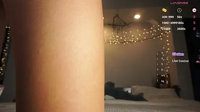 Amylittlestar online show from April 14, 2026, 11:10 pm