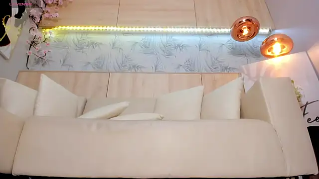 maryevans  online show from October 24, 2025, 12:37 pm