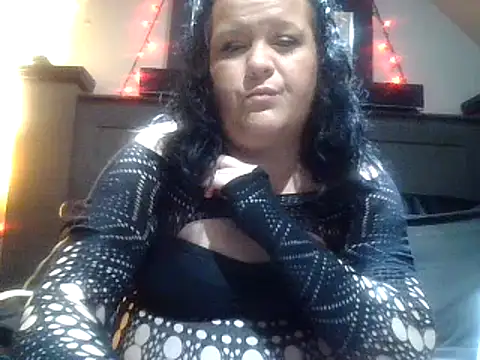 Snapshot of love2bwatched89 chatting on October 24, 2025, 4:00 am love2bwatched89 online show from October 24, 2025, 4:00 am