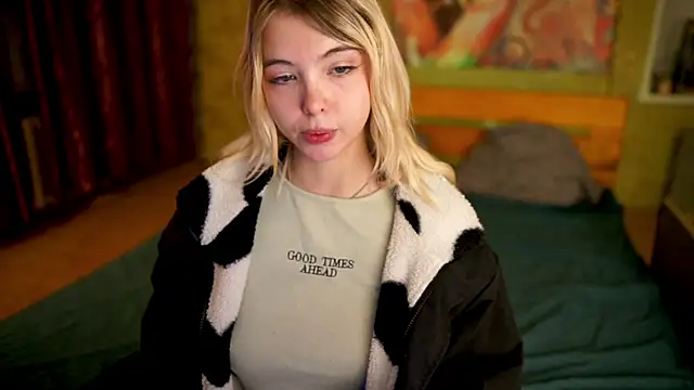 Snapshot of Allison_Cuty chatting on October 13, 2025, 9:05 pm Allison Cuty online show from October 13, 2025, 9:05 pm