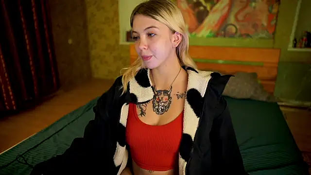 Snapshot of Allison_Cuty chatting on October 6, 2025, 9:15 pm Allison Cuty online show from October 6, 2025, 9:15 pm