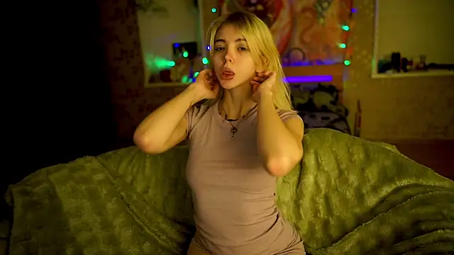 Snapshot of Allison_Cuty chatting on February 13, 2025, 10:43 pm Allison Cuty online show from February 13, 2025, 10:43 pm