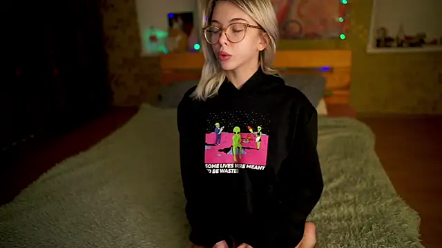 Snapshot of Allison_Cuty chatting on March 20, 2025, 12:19 am Allison Cuty online show from March 20, 2025, 12:19 am