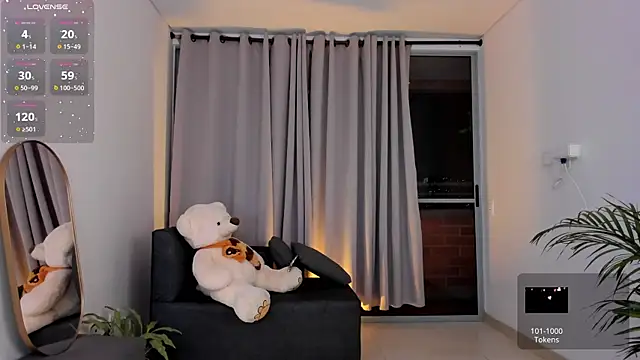 roxie gates  online show from February 18, 2025, 1:32 am