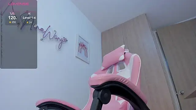 NinaWong online show from September 29, 2025, 8:25 pm