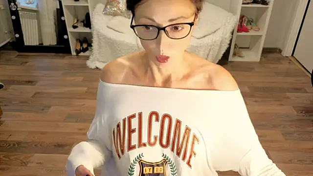 Snapshot of CaringSophie chatting on October 28, 2025, 12:37 pm CaringSophie online show from October 28, 2025, 12:37 pm