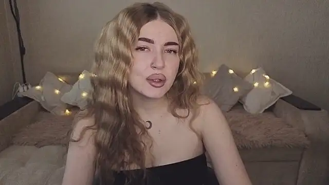 ViolettaLopez online show from September 30, 2025, 1:28 pm