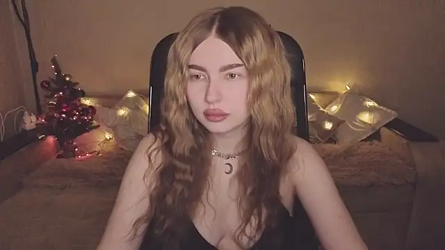 ViolettaLopez online show from December 16, 2025, 2:32 pm