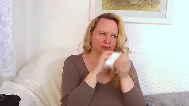 Snapshot of Sarah4you chatting on September 26, 2025, 8:38 pm Sarah4you online show from September 26, 2025, 8:38 pm