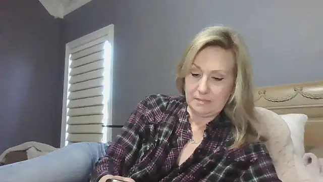 Lisaisluscious online show from February 17, 2025, 9:32 pm
