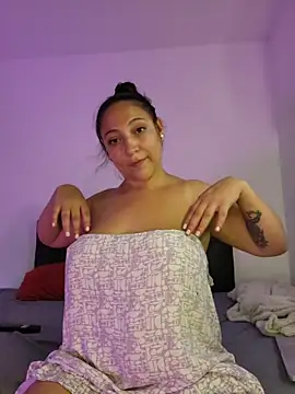 Snapshot of VickyHoult chatting on October 13, 2025, 9:05 pm VickyHoult online show from October 13, 2025, 9:05 pm