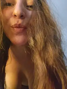 VickyHoult online show from November 28, 2025, 10:43 pm