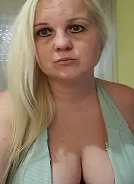 Snapshot of Mayci1984 chatting on October 4, 2025, 11:23 am Mayci1984 online show from October 4, 2025, 11:23 am