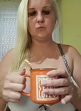 Snapshot of Mayci1984 chatting on September 22, 2025, 11:38 am Mayci1984 online show from September 22, 2025, 11:38 am