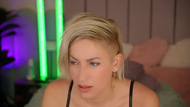 Snapshot of VickySecret96 chatting on October 30, 2025, 5:21 pm VickySecret96 online show from October 30, 2025, 5:21 pm