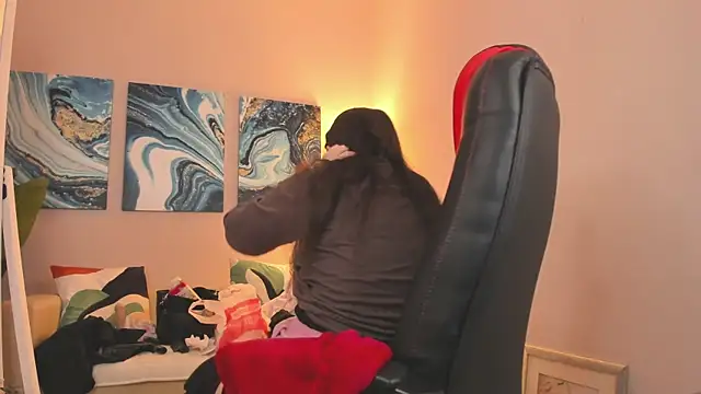 BattyMoll online show from February 27, 2025, 6:31 pm