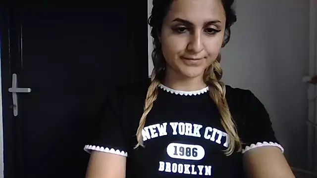 NicolePlay online show from June 3, 2026, 2:33 pm