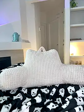 SerenaCloud online show from October 5, 2025, 8:54 pm