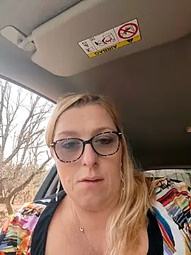 winniess40 online show from March 3, 2025, 2:28 pm